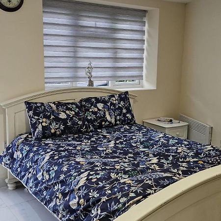 Cozy Studio Near To Tube Station レッドブリッジ エクステリア 写真