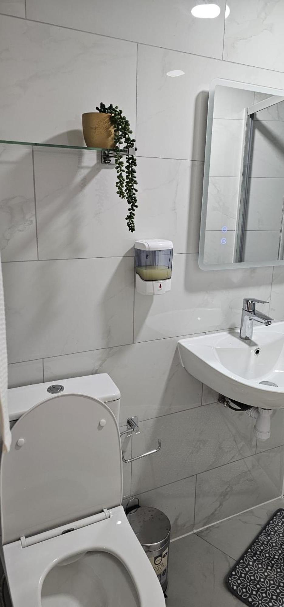 Cozy Studio Near To Tube Station レッドブリッジ エクステリア 写真